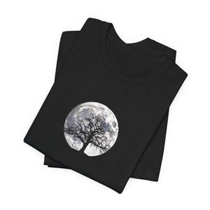 Koszulka unisex Moonlit Tree, koszulka z grafiką inspirowaną naturą, minimalistyczna koszulka z motywem koła, koszulka Dark Forest, gotycka natura, rozmiary od XS do 5XL