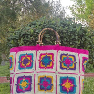 Pınk Crochet Shoulder Bag, Handmade Colorful Crochet Tote Bag – Boho Granny Square Purse with Bamboo Handles – Retro Summer Bag