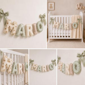 Op de afbeelding: Een decoratieve stoffen slinger die de naam MARIO spelt met zachte, gevulde letters. Elke letter heeft verschillende patronen, waaronder teddyberen, groen gingham, effen beige en witte sterren op saliegroen, afgewerkt met saliegroene satijnen strikken.