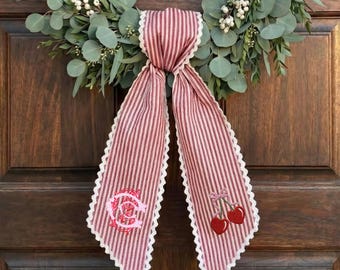 Monogramm-Valentinstagskranz-Schärpe, individuell gestickte Initiale, rosa-rote Gingham-Herzkranz-Schärpe, personalisierte Haustürdekoration.