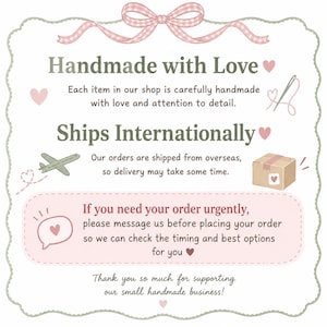 Op de afbeelding: Een decoratief informatiebord met een geschulpte rand en een roze gingham strik aan de bovenkant. De tekst luidt: Handmade with Love, Ships Internationally, en If you need your order urgently, please message us before placing your order.