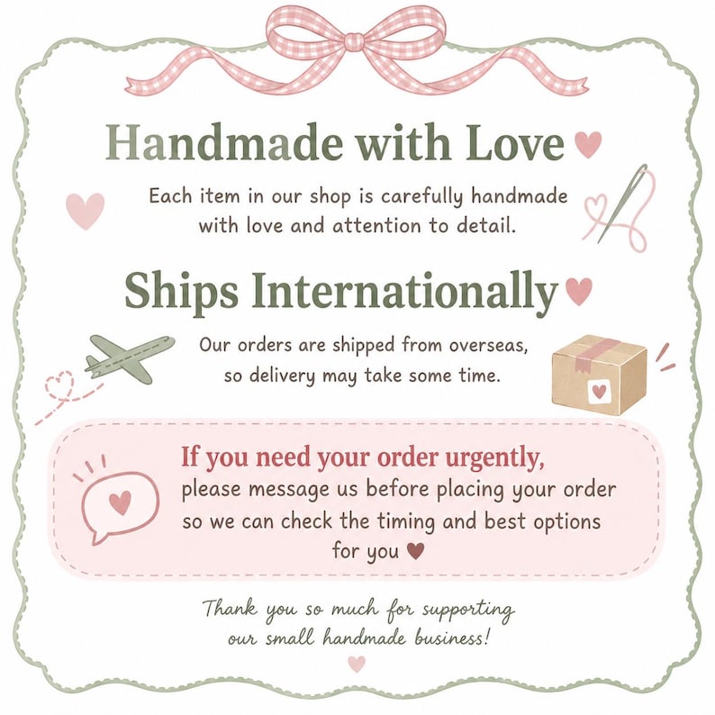 Op de afbeelding: Een decoratief informatiebord met een geschulpte rand en een roze gingham strik aan de bovenkant. De tekst luidt: Handmade with Love, Ships Internationally, en If you need your order urgently, please message us before placing your order.