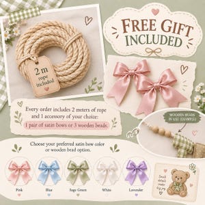 Op de afbeelding: Een rol beige touw met een label met de tekst 2 m rope included, twee oudroze satijnen strikken en een selectie van vijf satijnen strikkleuren in roze, blauw, saliegroen, wit en lavendel. Bevat tekst: free gift included en wooden beads in use.