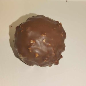 Artisanal milk chocolate and almond praline rock bite