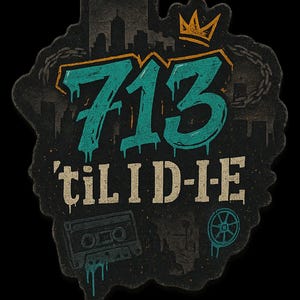Peut inclure: Graphique vieilli avec le chiffre "713" en turquoise, effet de peinture dégoulinante, et le texte "'til I D-I-E". Le design comprend une couronne, une cassette et une roue, le tout sur une silhouette de paysage urbain sur fond noir.