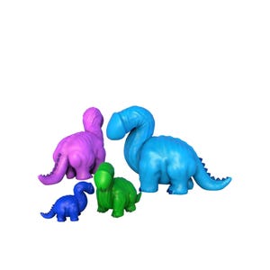 Peut inclure: Quatre figurines de dinosaures colorées en bleu, vert, violet et bleu. Les dinosaures ont de longs cous et des queues, et sont placés sur un fond blanc. Les figurines sont faites d'un matériau lisse.