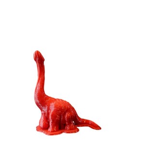 Pode incluir: Estatueta de dinossauro vermelha com pescoço e cauda longos. A estatueta é de cor sólida e assenta numa base plana. O dinossauro é um Brontosaurus, um tipo de dinossauro saurópode.