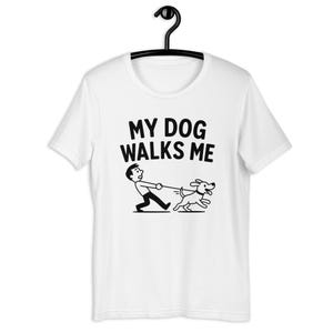 Shirt My Dog Walks Me - T-shirt grappige hondeneigenaar - T-shirt cadeau hondenliefhebber