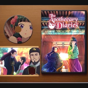 The Apothecary Diaries – Limited Collector’s Tribute Set | Anime Display Case, Lore Pack, 10 Stickers, Dummy Disc, Mini Poster (No Anime)