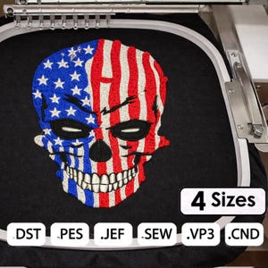 Könnte beinhalten: Gesticktes Schädeldesign mit der amerikanischen Flagge auf schwarzem Stoff. Der Schädel ist geteilt, die linke Seite mit blauen Sternen und die rechte Seite mit roten und weißen Streifen. Der Text "4 Sizes" ist sichtbar.
