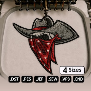 Könnte beinhalten: Ein Stickmuster mit einem Totenkopf, der einen grauen Cowboyhut und ein rotes Bandana mit weißen Sternen trägt. Das Design ist in einem Stickrahmen zentriert. Der Text unten lautet 4 Sizes, .DST, .PES, .JEF, .SEW, .VP3 und .CND.