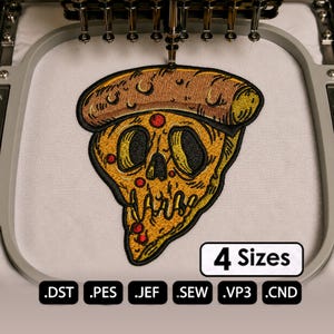 Op de afbeelding: Een borduurontwerp van een pizzapunt in de vorm van een schedel met een bruine korst, gele kaas en rode pepperoni, vastgezet in een borduurring. De tekst 4 Sizes is zichtbaar, samen met de bestandsformaten .DST, .PES, .JEF, .SEW, .VP3 en .CND.