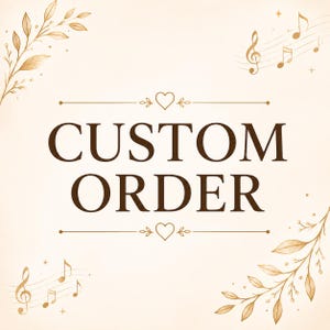 Könnte beinhalten: Eine cremefarbene Grafik mit dem dunkelbraunen Text CUSTOM ORDER in der Mitte. Das Design enthält goldfarbene Illustrationen von Blattzweigen in den Ecken, Noten auf Notenlinien sowie kleine Herzsymbole oberhalb und unterhalb des Textes.