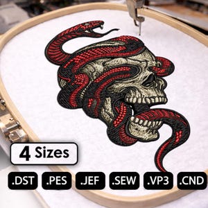 Könnte beinhalten: Stickdesign mit einem Totenkopf, umwunden von einer roten und schwarzen Schlange, auf weißem Stoff in einem hölzernen Stickrahmen. Der Text "4 Größen" und die Dateiformate .DST, .PES, .JEF, .SEW, .VP3 und .CND sind ebenfalls abgebildet.