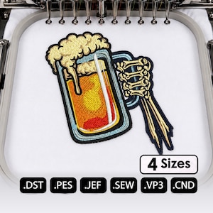 Könnte beinhalten: Ein Stickmotiv, das einen Glaskrug mit goldenem Bier und weißem Schaum zeigt, der von einer Skeletthand gehalten wird. Das Design enthält den Text 4 Sizes sowie die Dateiformate .DST, .PES, .JEF, .SEW, .VP3 und .CND auf weißem Stoff.