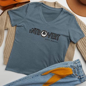 Introvert | Women’s relaxed V-neck t-shirt