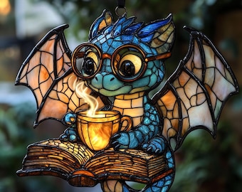 読書するドラゴンの窓掛けアクリル製サンキャッチャー、フェイクステンドグラス風サンキャッチャー、本好きへのギフト、図書館オタク向けファンタジードラゴン壁飾り
