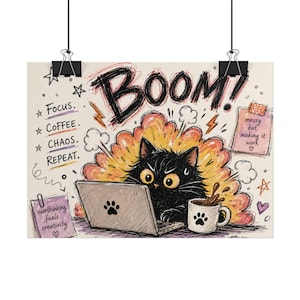 Könnte beinhalten: Ein Poster mit einer schwarzen Katze am Laptop und einer Kaffeetasse, umgeben von einer orangefarbenen Explosion. Der Text umfasst "BOOM!", "Focus. COFFEE. CHAOS. REPEAT.", "messy but making it work" und "overthinking fuels creativity" mit Sternen.