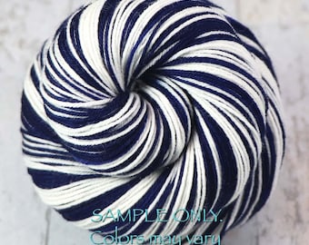 Könnte beinhalten: Ein rundes Garnknäuel mit einem kontrastreichen Muster aus abwechselnden marineblauen und weißen Streifen. Der auf dem Bild aufgedruckte Text lautet: SAMPLE ONLY. Colors may vary due to fiber content. Das Garn ist zu einem festen Ball gewickelt.