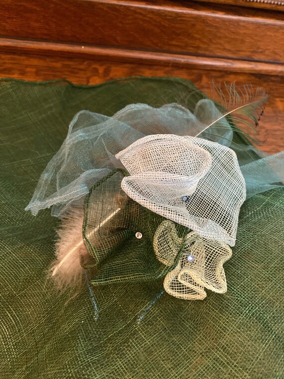Kentucky Derby Hat/Designer Pommen Kare Green Fas… - image 9