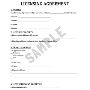 Könnte beinhalten: Ein weißes Dokument mit dem Titel "LICENSING AGREEMENT" in schwarzem Text. Das Dokument enthält Abschnitte für Parteien, lizenziertes Eigentum, Lizenzvergabe und Lizenzgebühren. Ein Wasserzeichen des Wortes "SAMPLE" ist sichtbar.