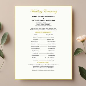 Puede incluir: Un programa de ceremonia de boda con fondo crema y texto dorado. El programa incluye los nombres de Jessica Marie Thompson y Michael James Anderson, junto con el orden de la ceremonia. Acentos florales enmarcan el programa.