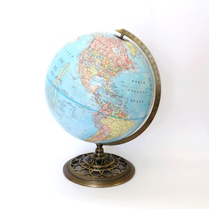 Globo de 30 cm da Cram Co. com base de metal em latão antigo, um globo de qualidade da George F. Cram Co., decoração para casamento, decoração para escritório
