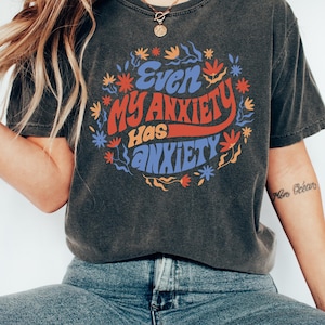 Nawet mój lęk ma lęk T-shirt, przód i tył lęku T-shirt, Mental Health T-shirt, Self Care T-shirt, Inspirująca koszulka, Zabawny mem