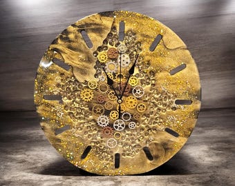 Reloj único de resina hecho a mano - Decoración industrial steampunk, arte de pared con remolinos dorados y metálicos.