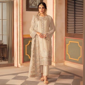 Beige Chiffon Kleid, Luxus Gestickter Salwar Kameez, Sequenz Arbeit Pakistanische Kleid, Traditionelles Kleid, Hochzeit & Festliche Abendgarderobe