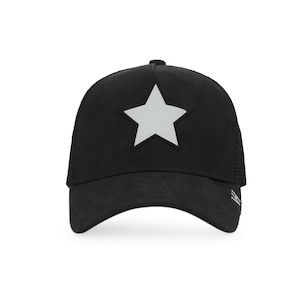 Könnte beinhalten: Eine schwarze Trucker-Kappe mit einem weißen Stern auf der Vorderseite. Der Stern ist reflektierend.