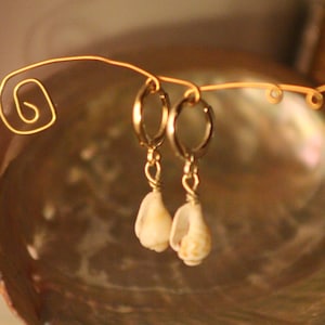 Pendientes de concha cónica hechos a mano: aros con cierre de palanca rellenos de oro de 14 quilates