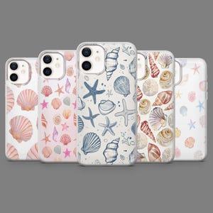 Op de afbeelding: Set van vijf transparante telefoonhoesjes met verschillende schelpontwerpen. De hoesjes tonen aquarel-illustraties van schelpen, zeesterren en andere maritieme elementen. Alle hoesjes zijn compatibel met iPhones.