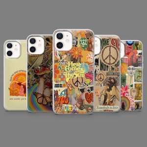 Könnte beinhalten: Fünf Handyhüllen mit farbenfrohen Designs im Retro-Stil. Die Hüllen zeigen verschiedene Grafiken, darunter Pilze, Schmetterlinge, Friedenszeichen und die Texte "Here Comes The Sun" und "Somebody to love."