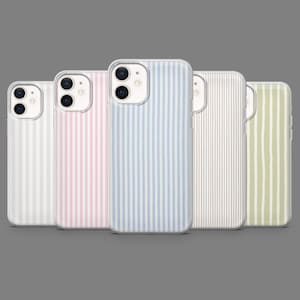 Può includere: Cinque custodie per telefono con motivi a righe verticali in vari colori: bianco, rosa, blu, bianco sporco e verde. Le custodie sono progettate per uno smartphone e hanno un bordo trasparente.