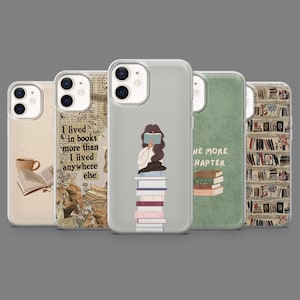Può includere: Una collezione di cinque custodie per telefono con design unici. Una custodia presenta una tazza di caffè e un libro aperto, un'altra ha il testo "I lived in books more than I lived anywhere else". Altre custodie mostrano una persona che legge su libri e una libreria.