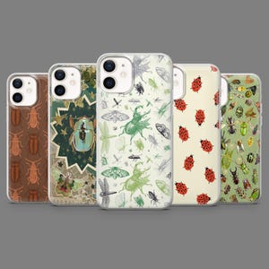 Può includere: Una collezione di cinque custodie per telefono con disegni a tema insetti. Le custodie presentano vari motivi, tra cui scarabei, coccinelle e altri insetti nelle tonalità del marrone, verde e bianco. Le custodie sono realizzate in materiale lucido.