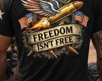 自由は無料ではない 愛国心あふれるTシャツ - 翼を持った弾丸、アメリカ国旗、ギア | Rugged Tactical Tee