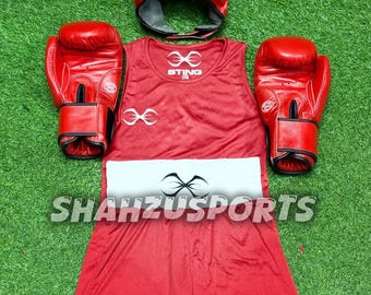 Conjunto de boxeo Sting para niños y jóvenes: uniforme de boxeo con guantes, casco y pantalones cortos.