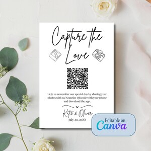 Könnte beinhalten: Ein weißes Schild mit schwarzem Text, auf dem "Capture the Love" steht, mit einem QR-Code und dem Text "Hilf uns, unseren besonderen Tag in Erinnerung zu behalten, indem du deine Fotos mit uns teilst. Scanne den QR-Code mit deinem Handy und lade die App herunter. Katie & Oliver 20. Juli 20XX Bearbeitbar auf Canva".
