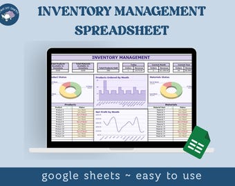 Puede incluir: Una pantalla de portátil muestra una hoja de cálculo de gestión de inventario. La pantalla muestra gráficos y tablas de datos con el texto "Inventory Management Spreadsheet". El texto "google sheets ~ easy to use" está en la parte inferior. Un icono de documento verde está en la parte inferior derecha.