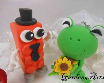 Custom Wedding Cake Topper--Sweet Love Couple  (blockhead & frog) with circle clear base