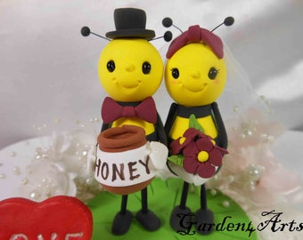 Hochzeitstorte Topper Honey Bee Love mit einem Honigglas und Gras Basis