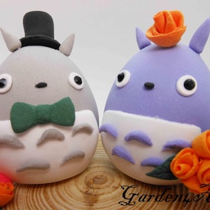 Personnalisez le dessus de gâteau de mariage avec un personnage mignon - Couple d&#39;amoureux avec une base en tranches de bois naturel