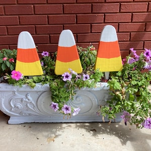 Set of 3, Halloween Yard Art, Candy Corn Wood Stake, Outdoor Yard Fall Decor, Thanksgiving, Fall Decor, Halloween Decor Outdoor, Sidewalk