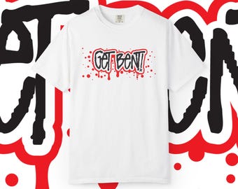 Könnte beinhalten: Weißes T-Shirt mit dem Text "Get Bent!" in Schwarz und Rot, mit roten Farbspritzern. Das Shirt hat einen Rundhalsausschnitt und kurze Ärmel. Der Hintergrund zeigt rote und schwarze Graffiti-Designs.