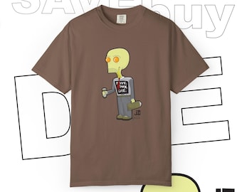Könnte beinhalten: Braunes T-Shirt mit einer Cartoonfigur mit schädelartigem Kopf, die einen Kaffeebecher und eine Aktentasche hält. Auf der Brust der Figur stehen die Worte "SAVE, BUY, DIE". Die Wörter "SAVE" und "DIE" sind ebenfalls im Bild.