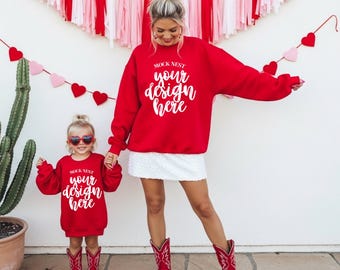 Maqueta de familia de San Valentín de vaquera roja G18000 Maqueta de sudadera de Gildan de vaquero Maqueta de mamá y niño Maqueta del Día de San Valentín Maqueta de febrero Coqueta