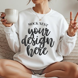 Maqueta de sudadera blanca Gildan 18000 blanca Maqueta de modelo Maqueta de Gildan blanca 18000 Maqueta de Gildan Maquetas Cottagecore Estética bohemia