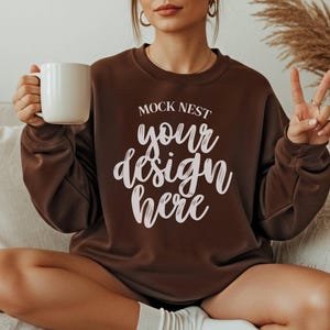 Pure chocolade 18000 Mockup Gildan Chocolate Sweatshirt Mockup Model Mockup Gildan Chocolate 18000 Gildan Mockup Minimalistische Mocks Boho